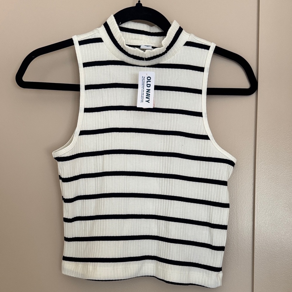 Old Navy Women's Striped Black and White Crop Top